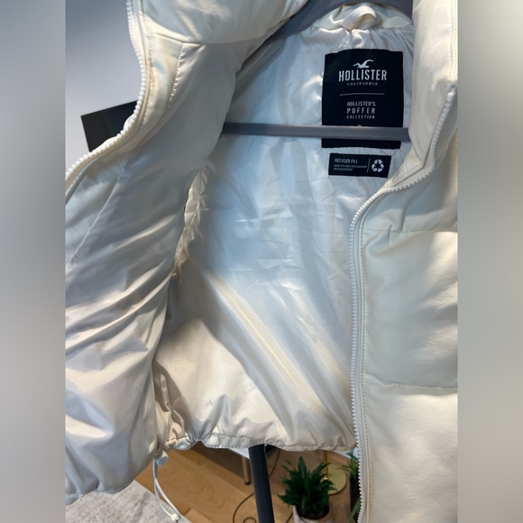 Women’s HOLLISTER Recycle Fill Cropped Cream* Puffer Vest - Picture 5 of 7